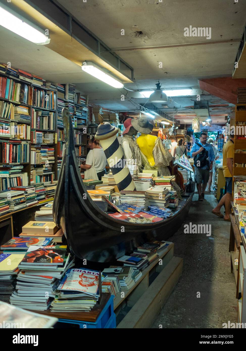 Gondel gefüllt mit Büchern in einer Venedig Libreria Aqua Alta Buchhandlung Stockfoto