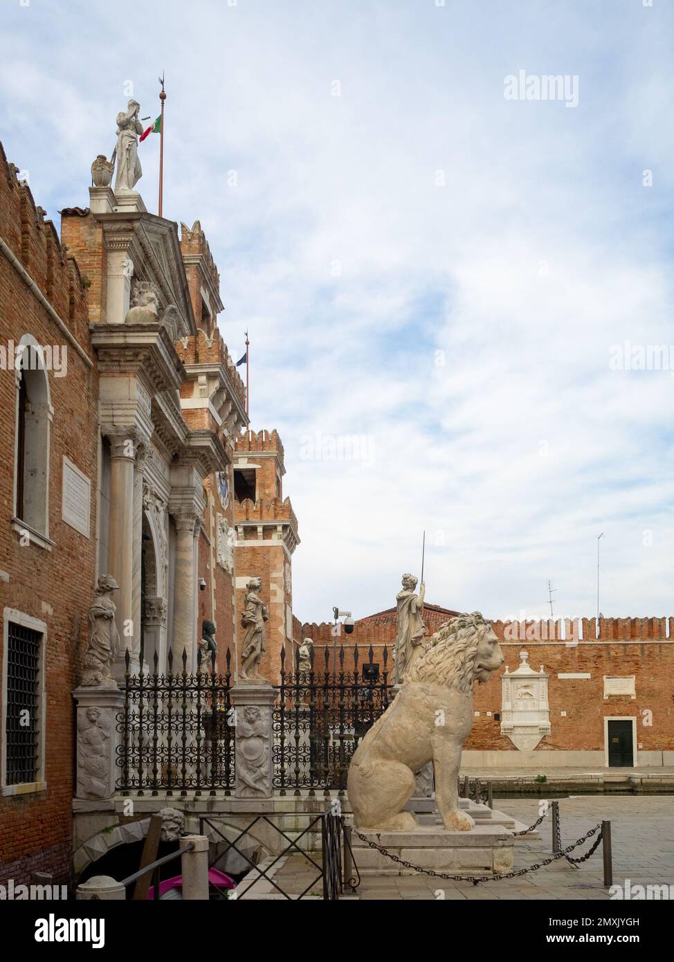 Die Löwen und das Tor des venezianischen Arsenals Stockfoto