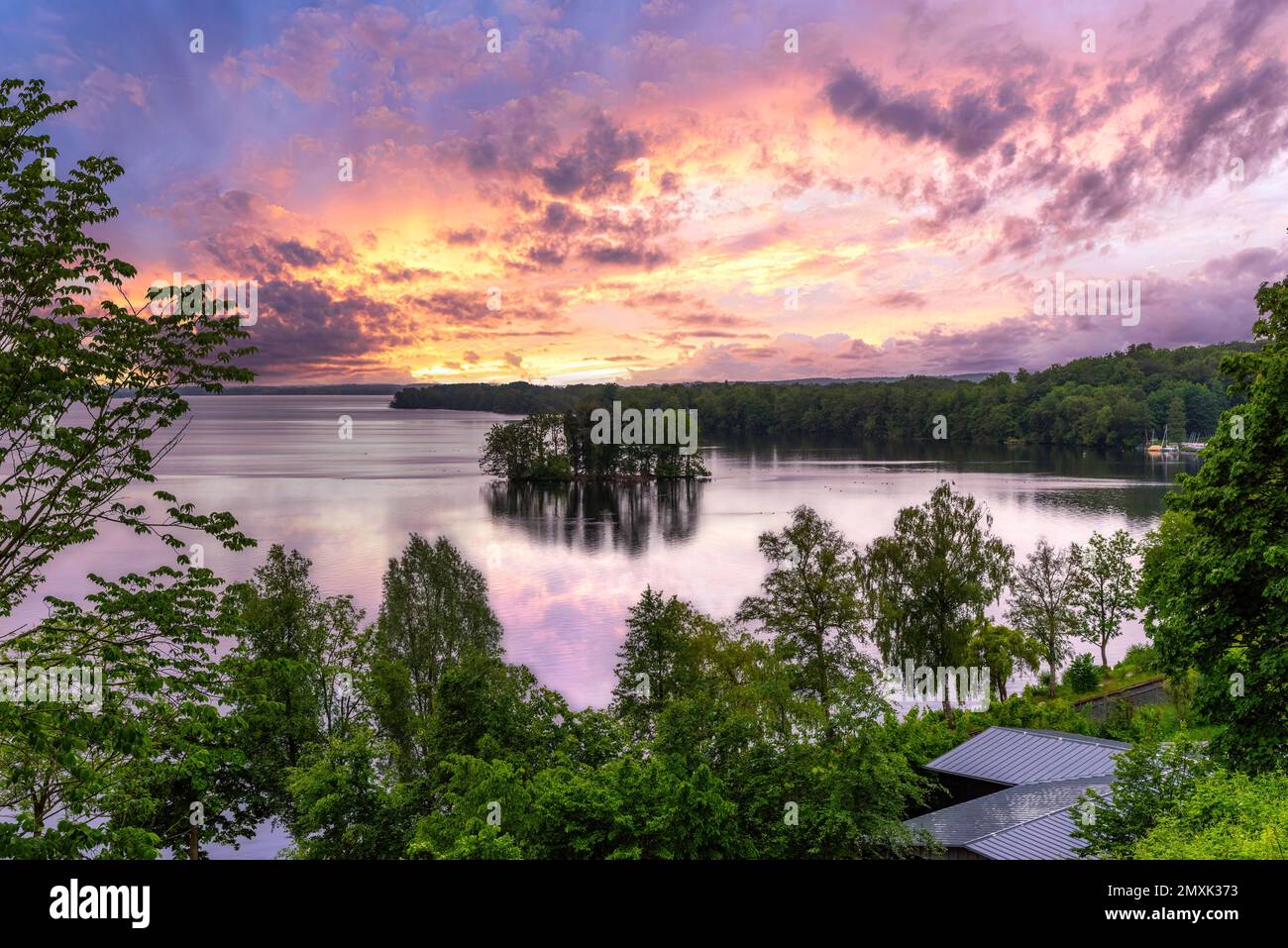 Der große Plöner See bei Sonnenuntergang, Schleswig-Holstein, Deutschland. Stockfoto