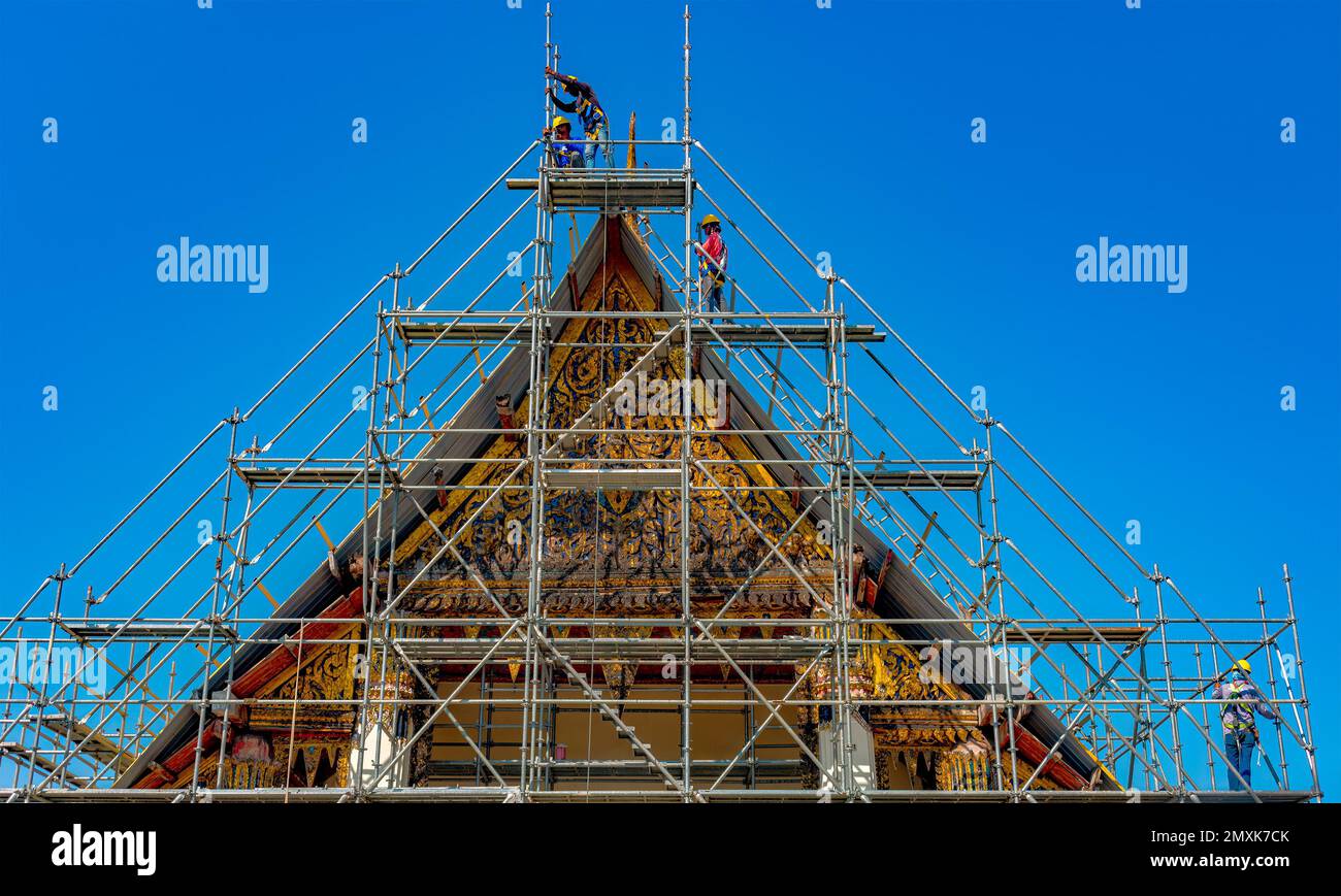 Die Bauarbeiter bauen eine provisorische Struktur über einem Tempel auf, der repariert werden muss. Stockfoto