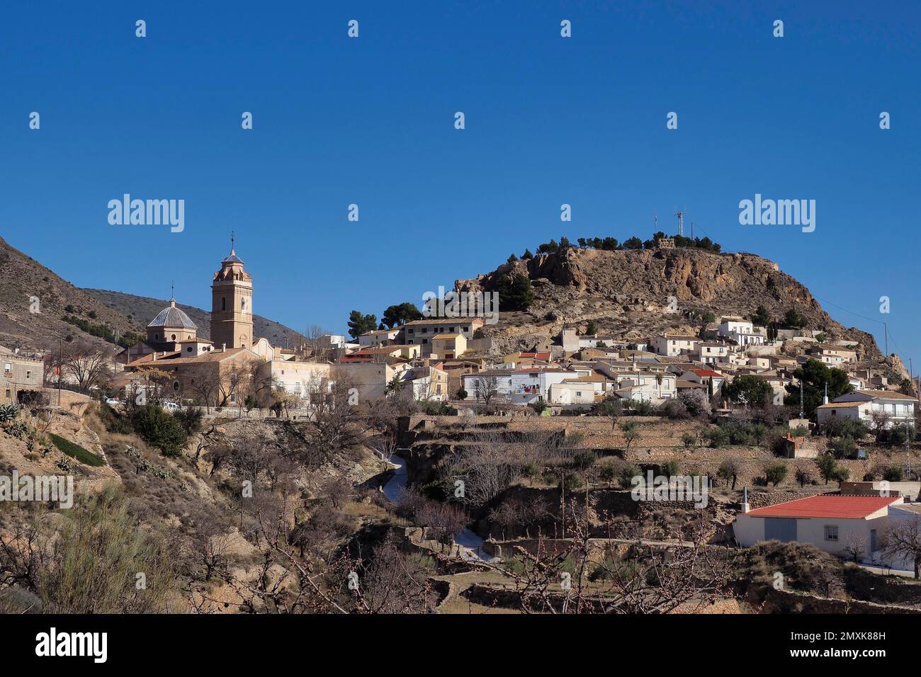 Weißes Bergdorf mit Kirchengebäuden, Oria, Andalusien, Spanien, Europa Stockfoto