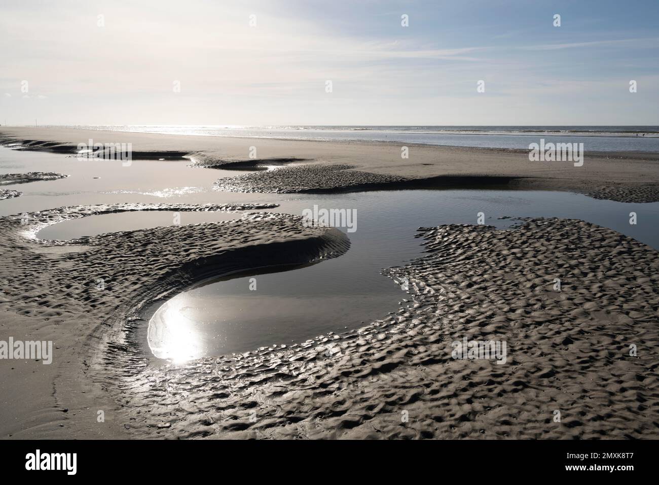 Sandstrand bei Ebbe mit Gezeitenbecken, Juist Island, Niedersächsisches Wattenmeer, Nordsee, Ostfriesien, Niedersachsen, Deutschland, Europa Stockfoto