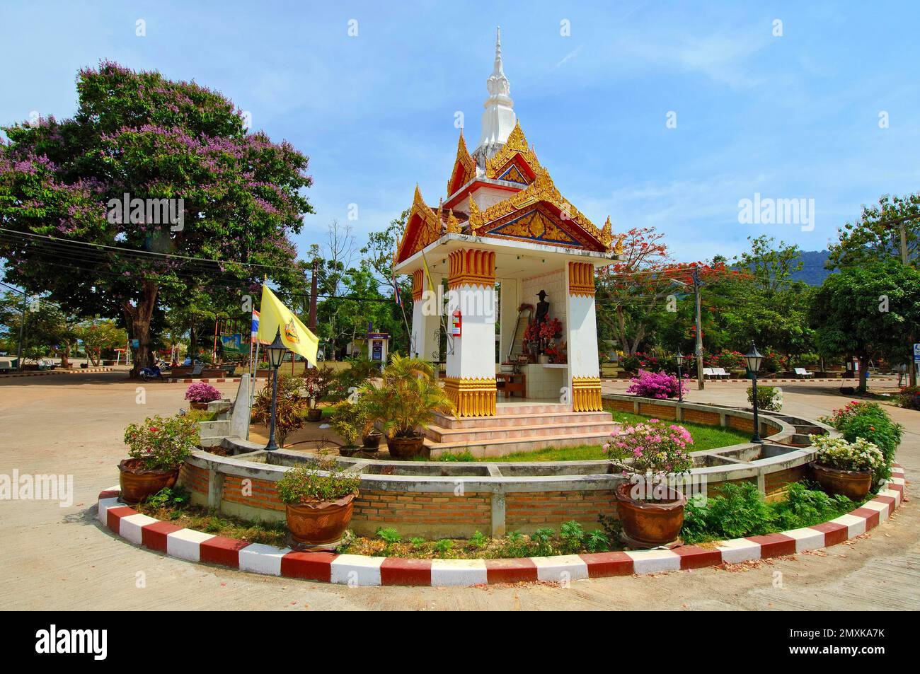 Geisterhaus mit spirituellem buddhistischem Geist Geisterhaus im Zentrum des Kreisverkehrs im Dorf, Insel Koh Lanta, Provinz Krabi, Thailand, Asien Stockfoto