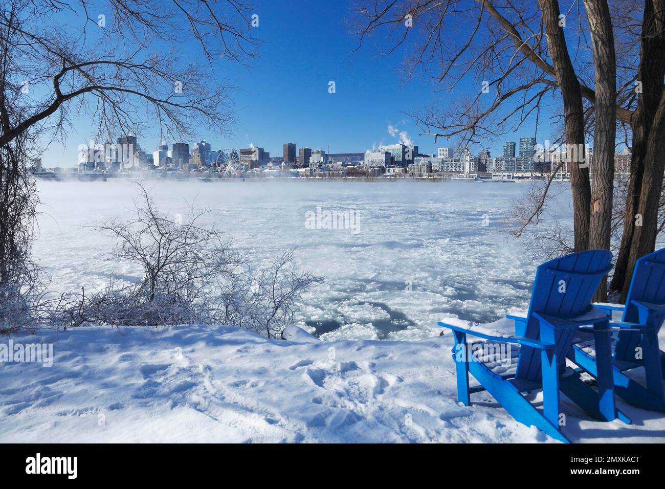 Winternebel über dem gefrorenen Saint Lawrence River, Blick auf die Stadt, Montreal, Provinz Quebec, Kanada, Nordamerika Stockfoto