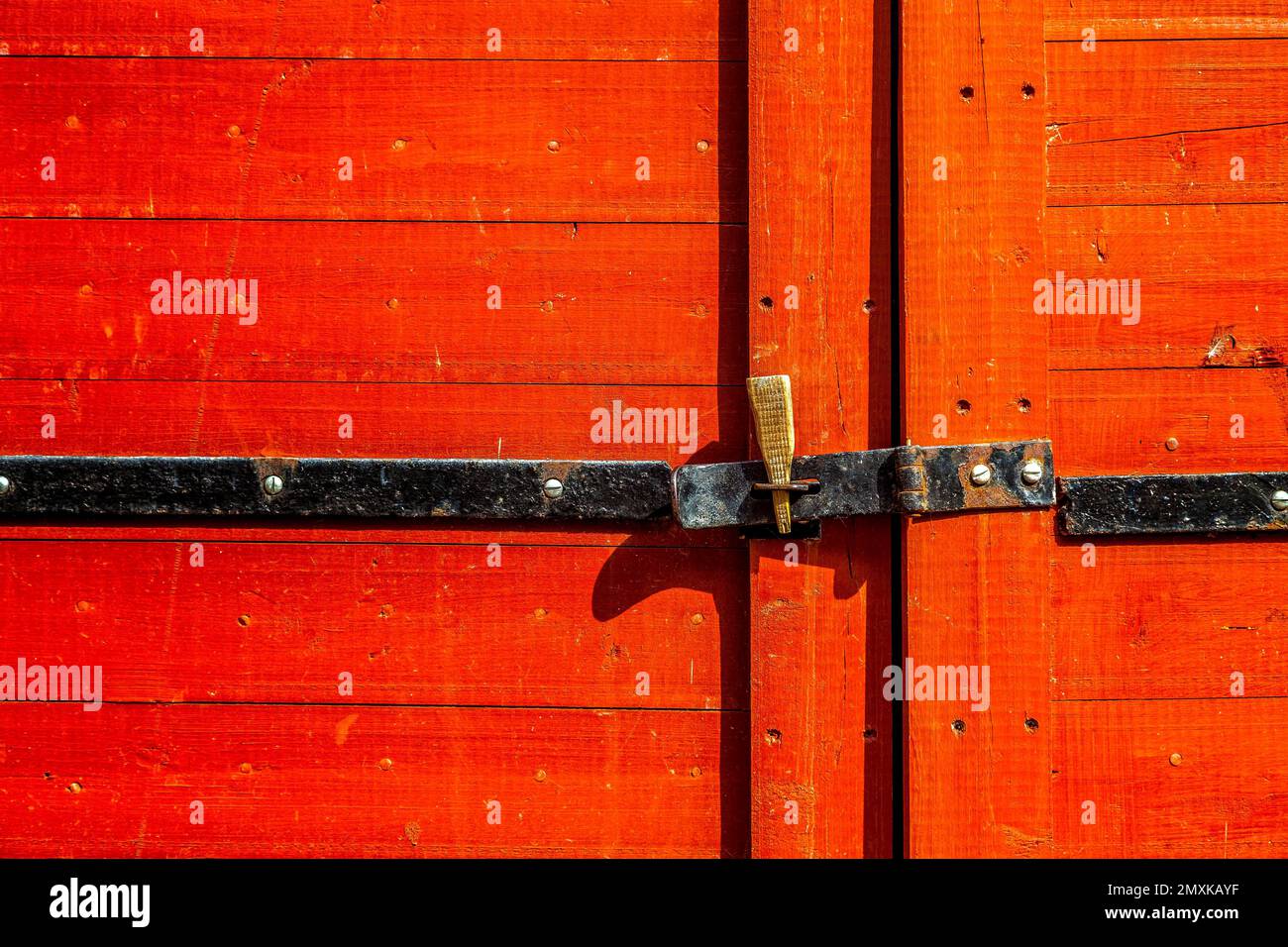 Temporäre Verriegelung an einem roten Holzschuppen, Berlin, Deutschland, Europa Stockfoto