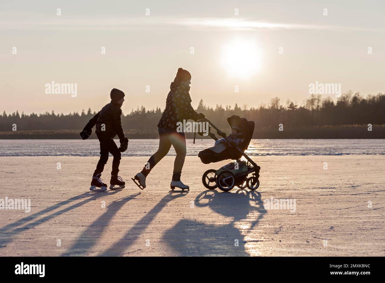 Skater mit Kinderwagen, Schlittschuhen, gefrorenem See, Eis, Schnee, Simssee, Bayern, Deutschland, Europa Stockfoto