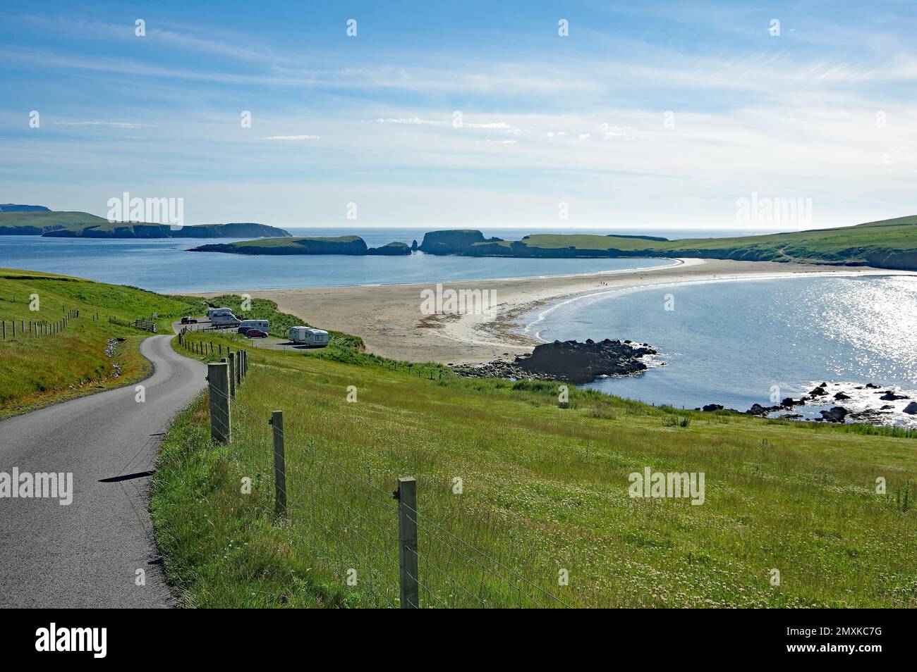 Die schmale Straße führt zum Strand, der zur Insel St. Ninian, den Shetland-Inseln, dem Festland, Schottland, Großbritannien, Europa Stockfoto