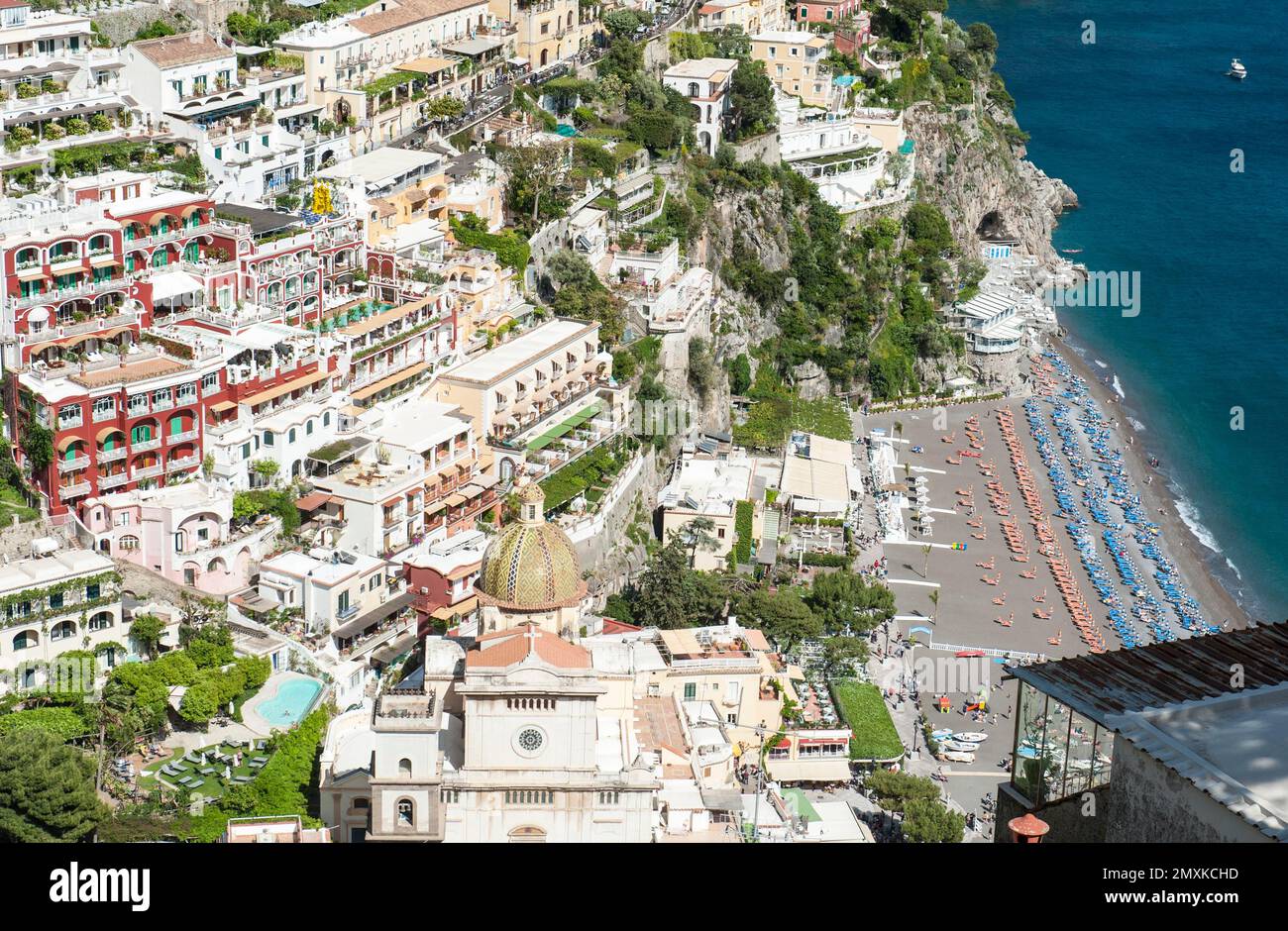 Blick auf Positano, Blick auf die Stadt, Kirche Santa Maria Assunta, Strand, Stadtstrand, Amalfiküste, Costiera Amalfitana, Kampanien, Italien, Europa Stockfoto