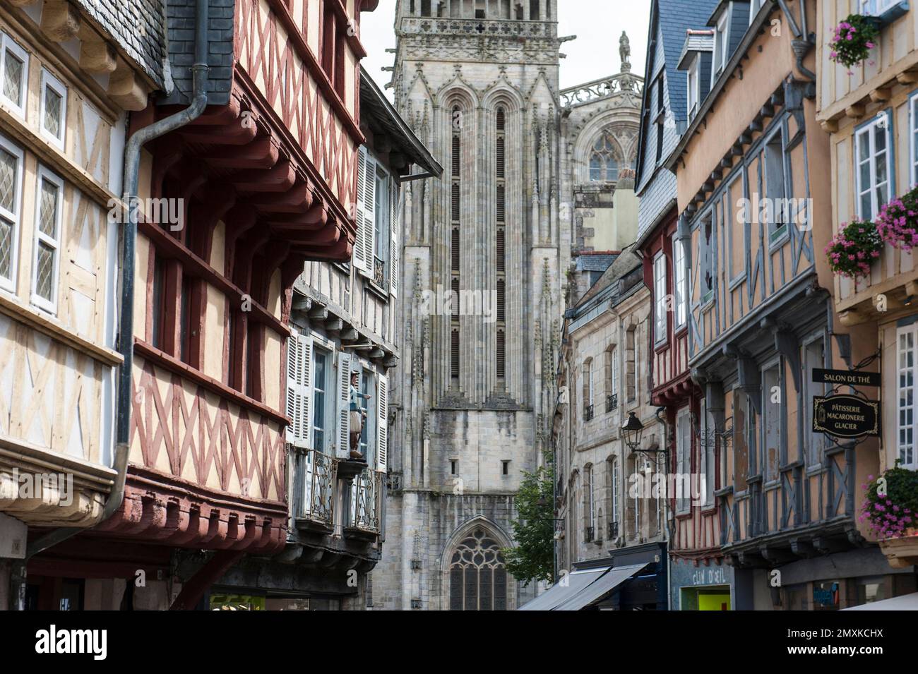 St. Corentin Kathedrale, Cathédrale Saint-Corentin, malerische Fachwerkhäuser, Stadtzentrum, Altstadt, Quimper, Département Finistère, Bretagne, Stockfoto