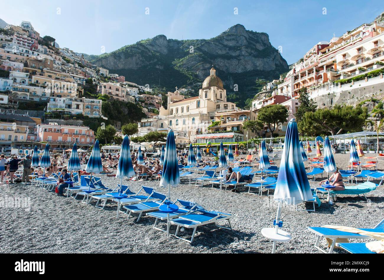 Blick auf die Stadt, Strand, Stadtstrand, Sonnenliegen und Sonnenschirme im Sand, Kirche Santa Maria Assunta, Positano, Amalfiküste, Costiera Amalfitana, Campania, Stockfoto
