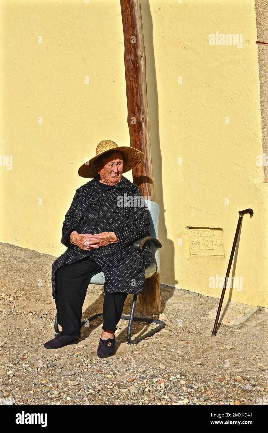 Frau mit hut und spazierstock -Fotos und -Bildmaterial in hoher Auflösung –  Alamy