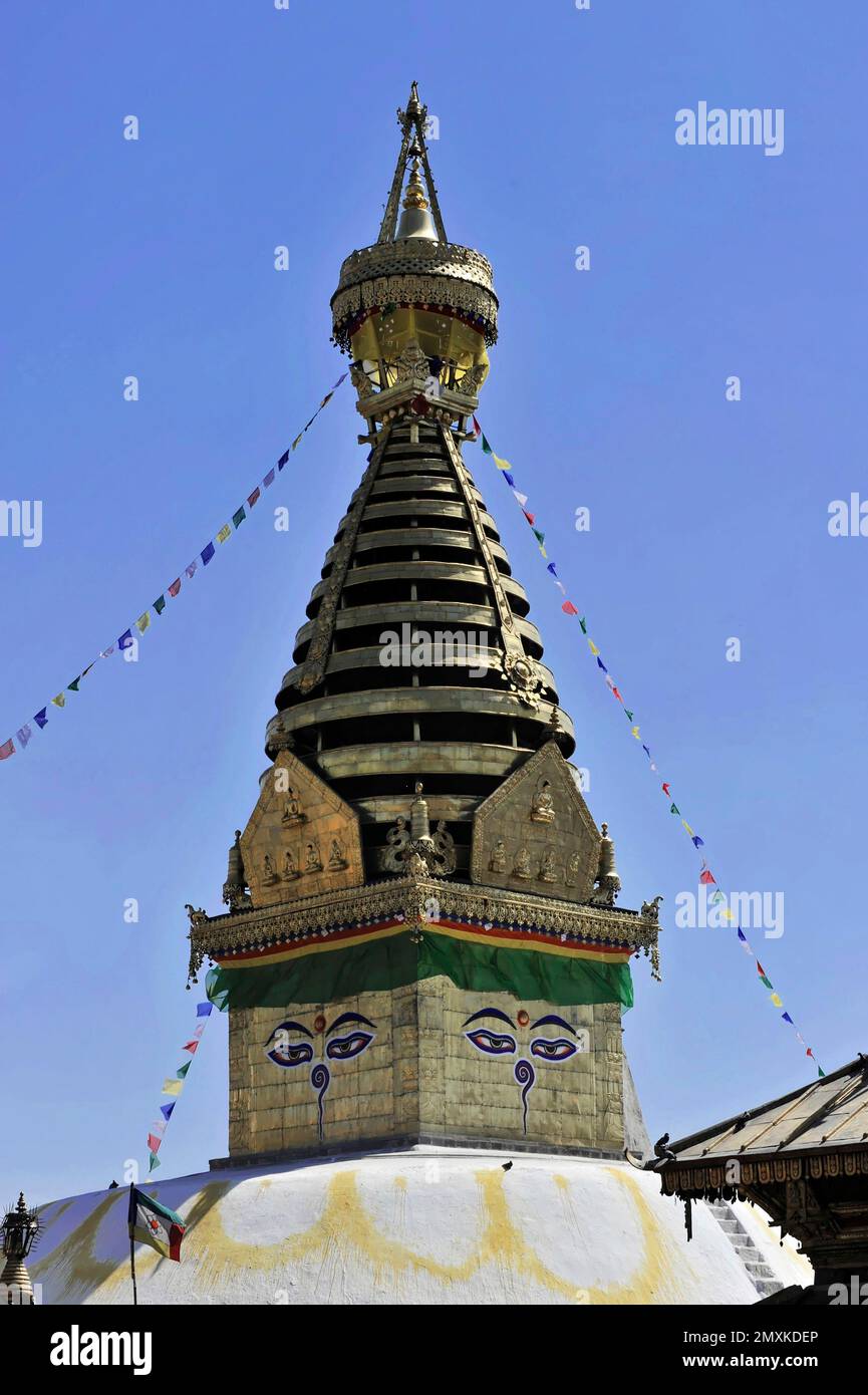 Tibetischer Buddhismus, Hinduismus, Swayambhunath-Tempel, weißer Stupa, goldener Turm, Die Augen von Buddha, Himalaya, Kathmandu, Kathmandu-Tal, Nepal, Asien Stockfoto