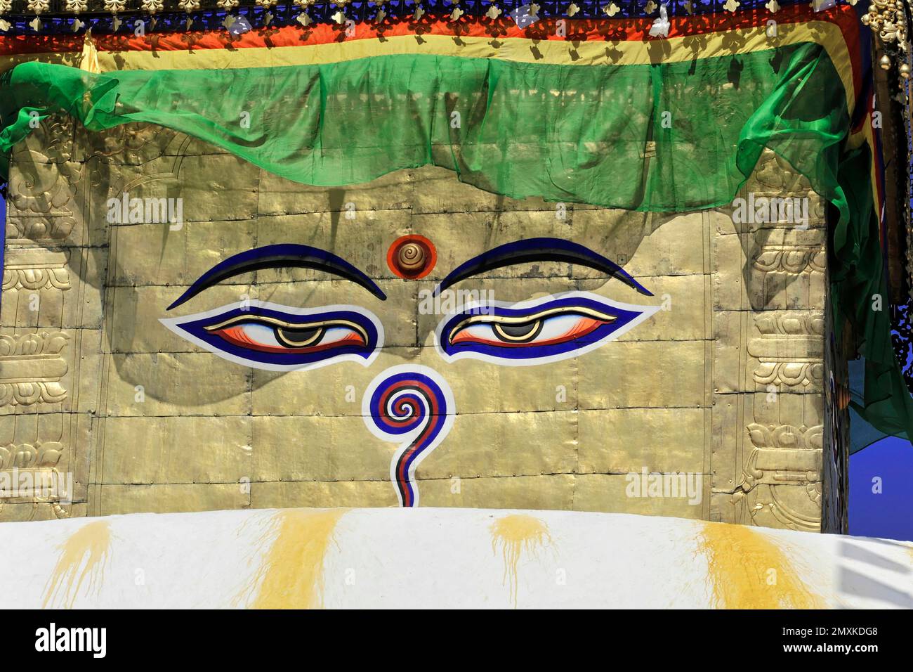 Die Augen des Buddha, des tibetischen Buddhismus, des Hinduismus, des Swayambhunath-Tempels, der weißen Stupa, goldener Turm, Himalaya, Kathmandu, Kathmandu-Tal, Nepal, Asien Stockfoto