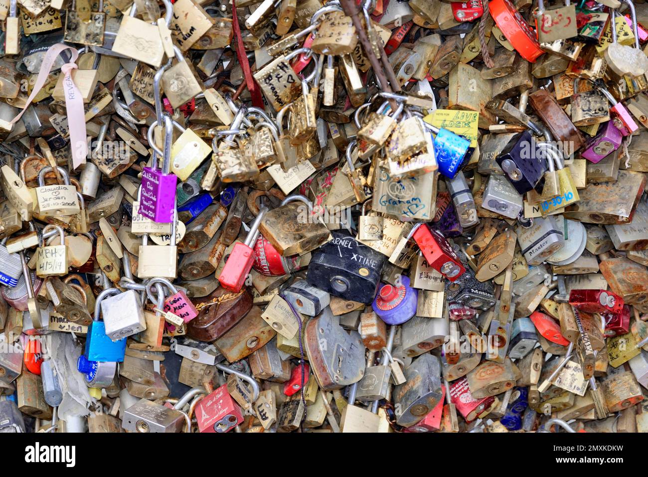 Liebesschlösser auf der Pont de l'Archevêché, Paris, Frankreich, Europa Stockfoto