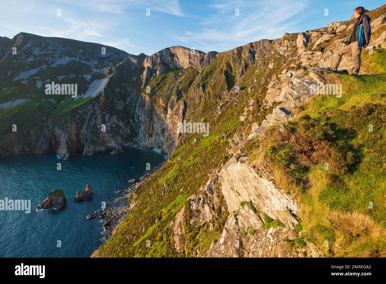 Mitsommernacht auf den Klippen der Slieve League, bis zu 601 m hoch, westlich von Grafschaft Donegal, Atlantik, Irland, Europa Stockfoto