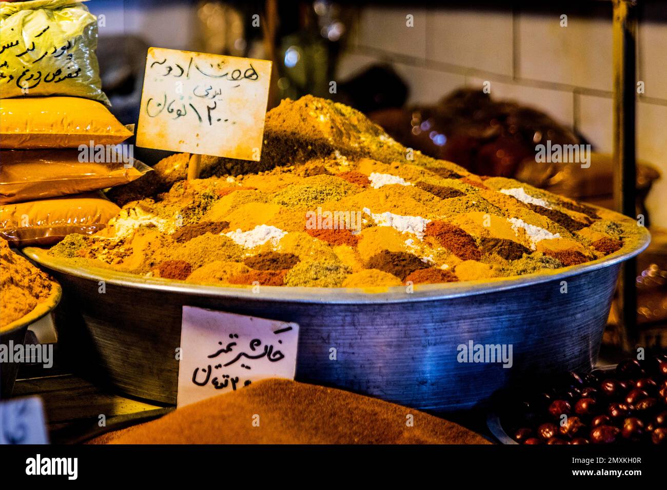 Liebevoll gestaltete Gewürzstände, der große Basar, Isfahan, Isfahan, Iran, Asien Stockfoto