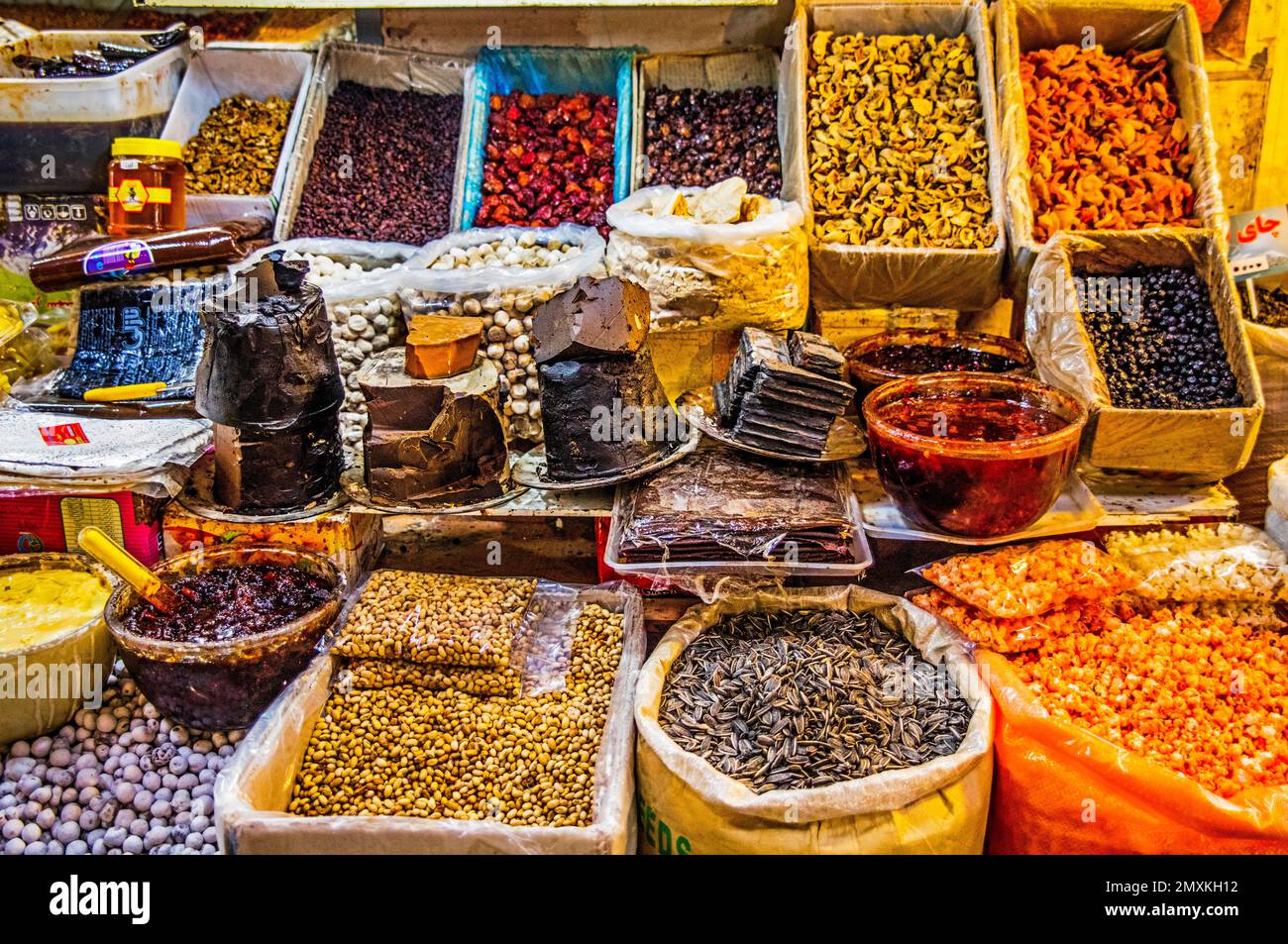 Liebevoll gestaltete Gewürzstände, der große Basar, Isfahan, Isfahan, Iran, Asien Stockfoto