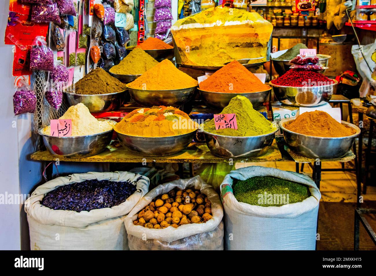 Liebevoll gestaltete Gewürzstände, der große Basar, Isfahan, Isfahan, Iran, Asien Stockfoto