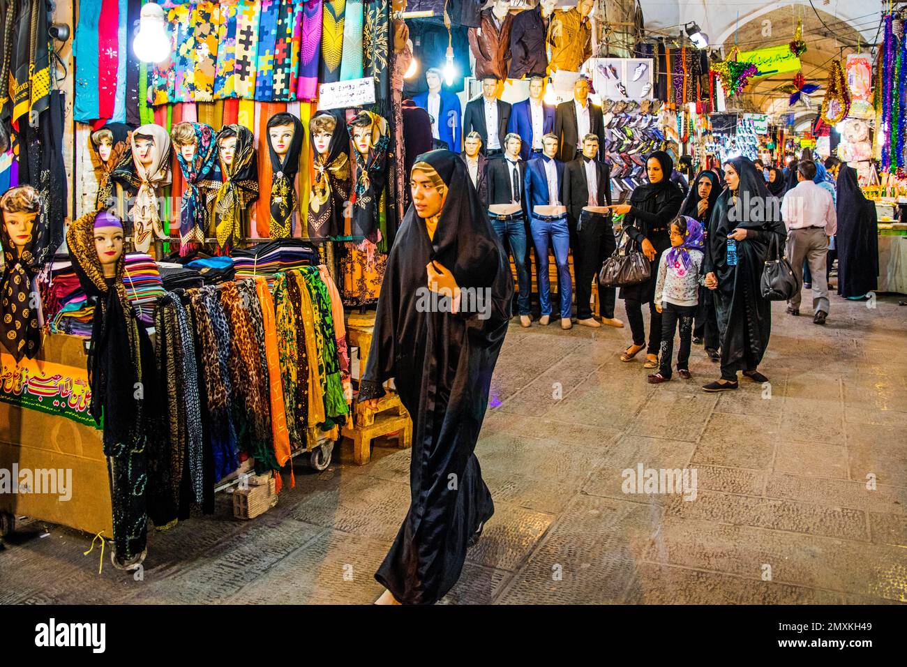 Kopftücher in allen Farben, der große Basar, Isfahan, Isfahan, Iran, Asien Stockfoto