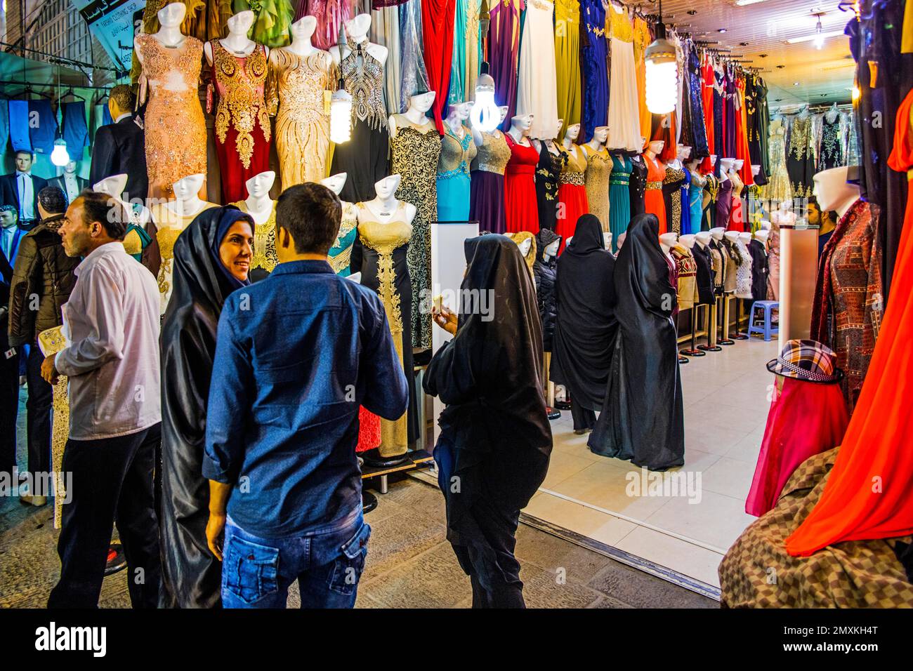 Bunte Bekleidungsgeschäfte, der große Basar, Isfahan, Isfahan, Iran, Asien Stockfoto