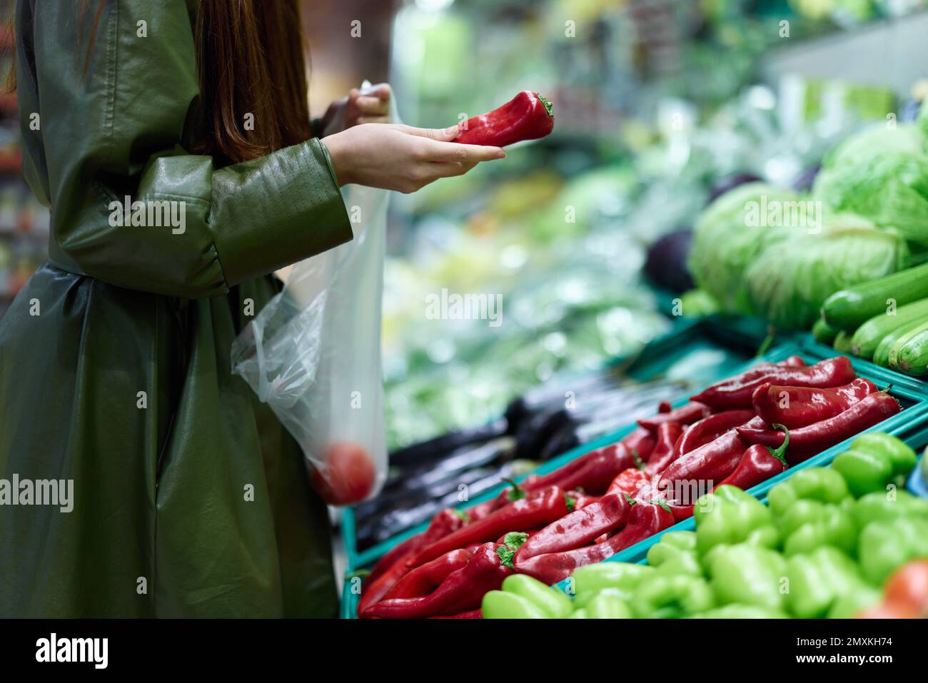 Eine Frau im Supermarkt, die frisches Gemüse pflückt, zum Essen kocht, einkauft Stockfoto