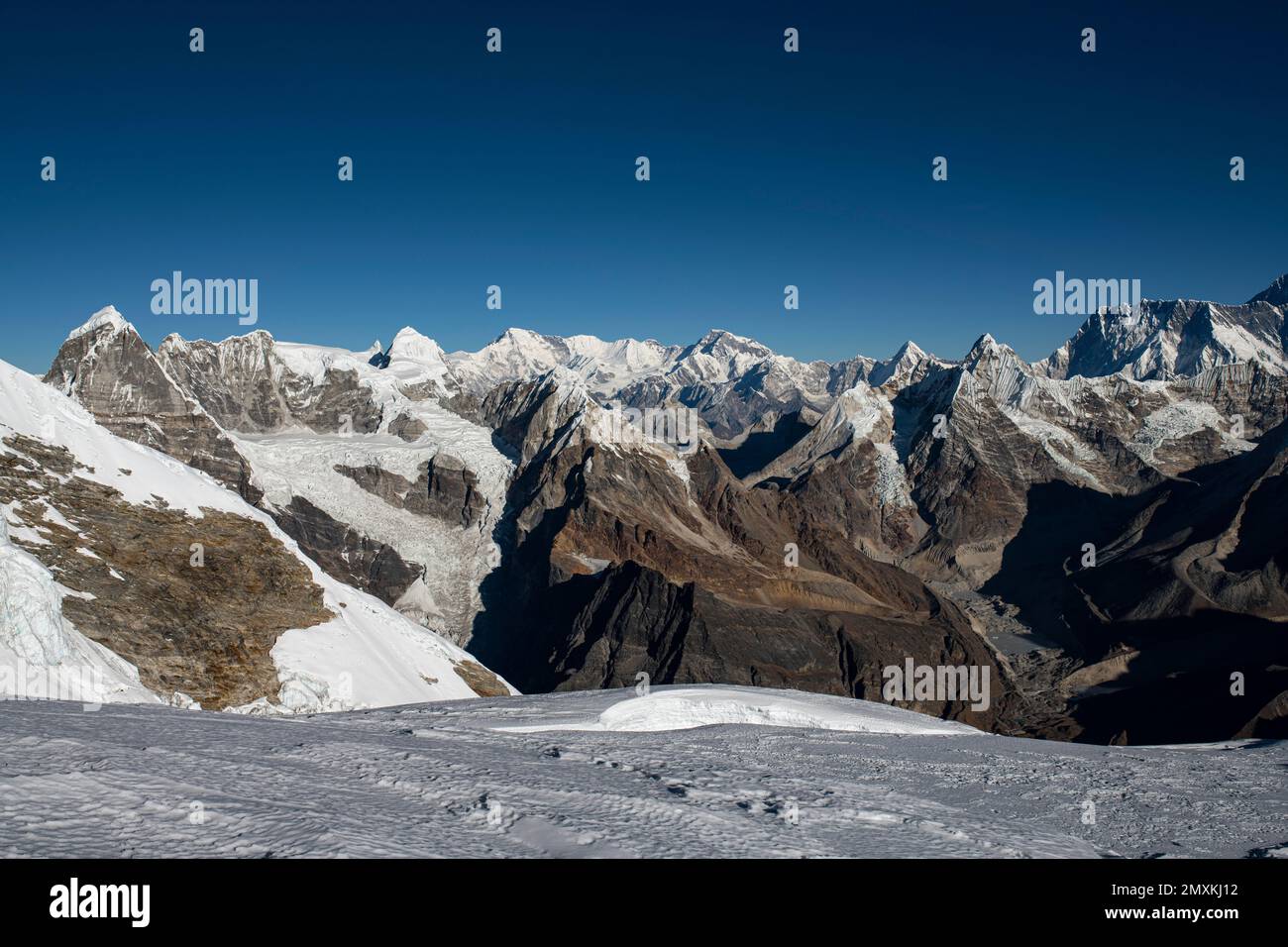Blick vom Mera-Gletscher, 5800 Meter, auf die schneebedeckte Bergkette gegenüber, Khumbu Region, Himalaya, Nepal, Asien Stockfoto