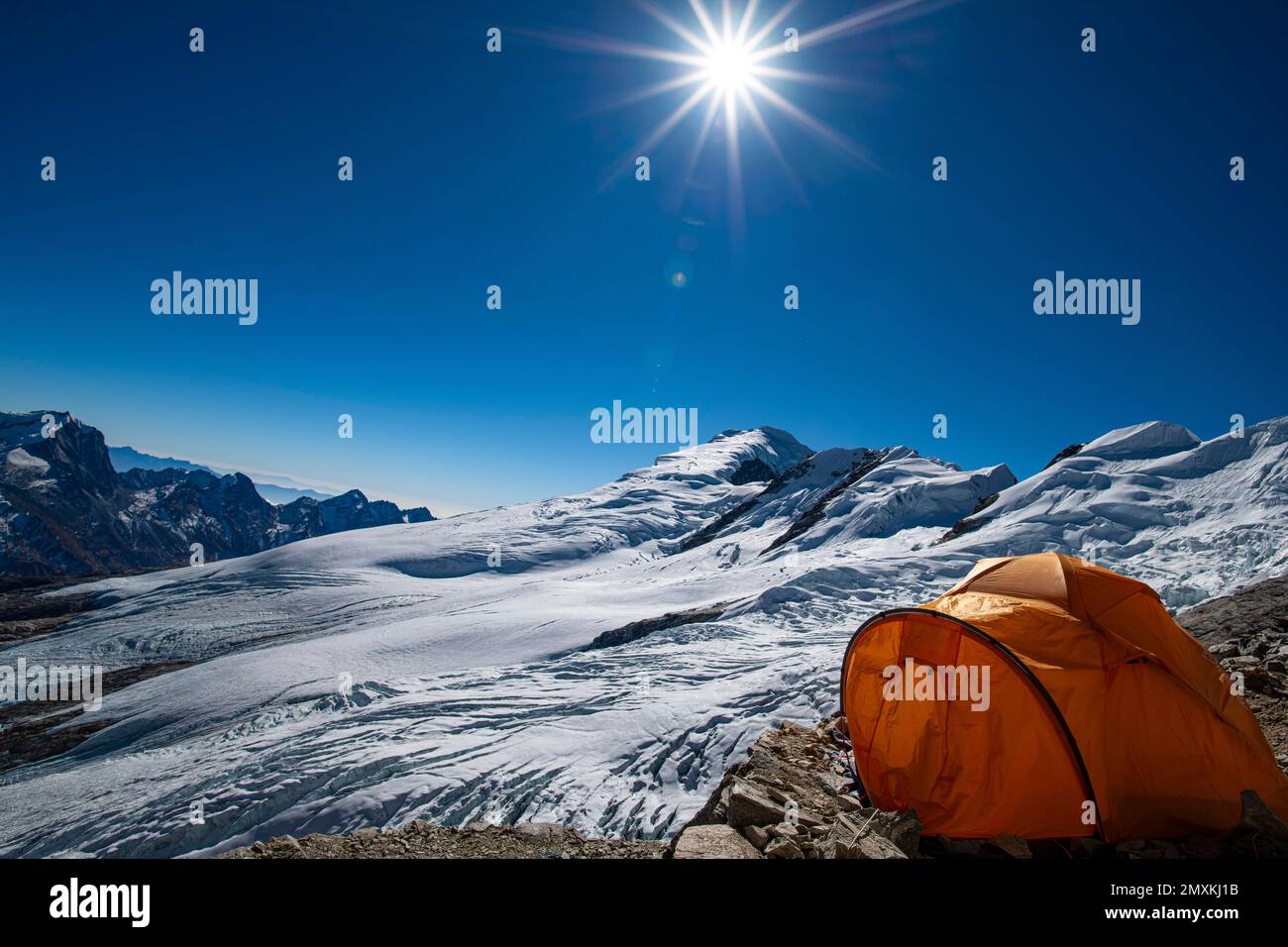 Einzelzelt im oberen Lager auf dem Mera-Gletscher, 5800 Meter, Khumbu-Region, Himalaya, Nepal, Asien Stockfoto
