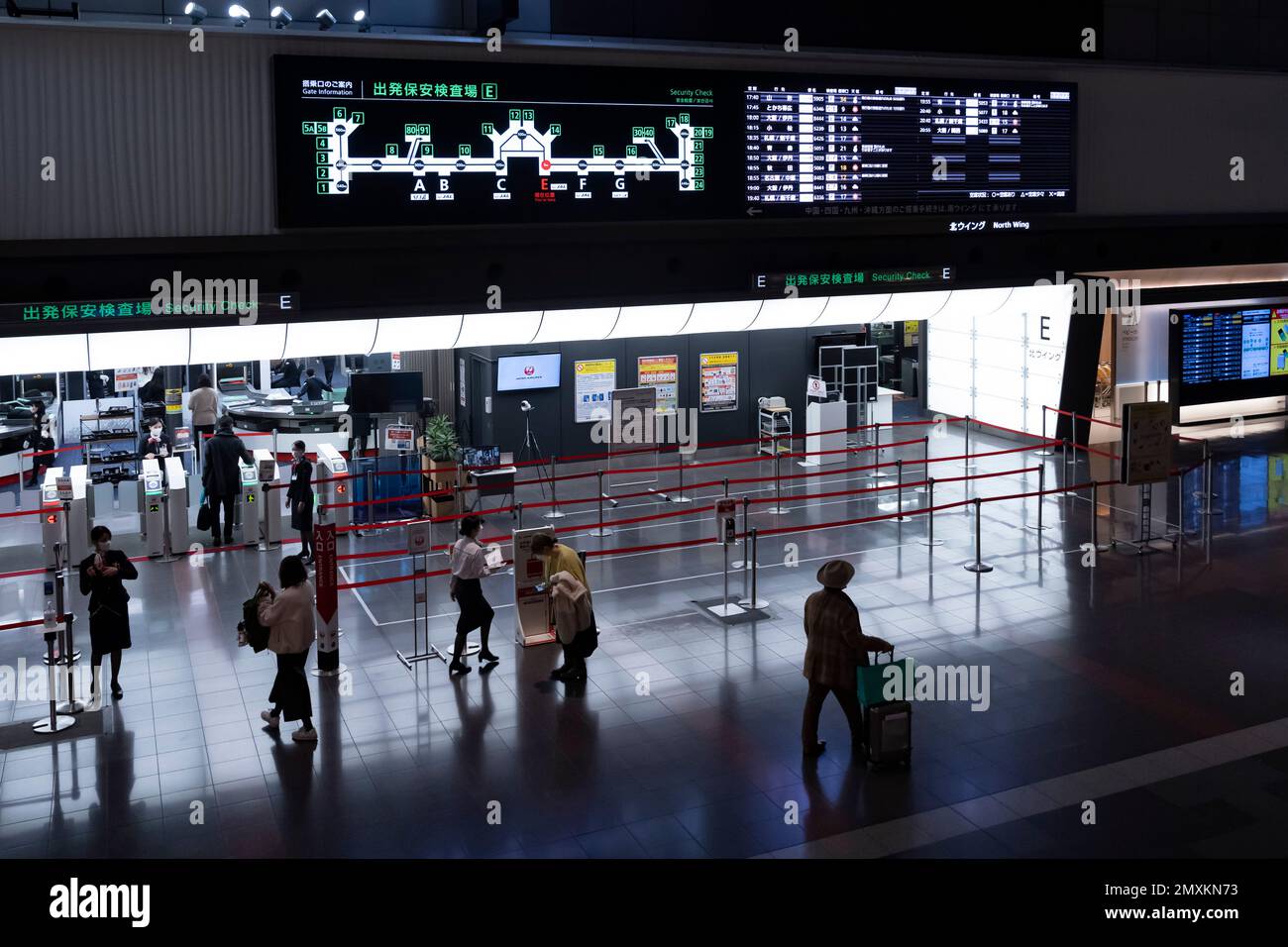 Tokio, Japan. 2. Februar 2023. Ein Sicherheitskontrollpunkt am Terminal 1 des Flughafens Tokio Haneda.der Flughafen Haneda, offiziell bekannt als Tokyo International Airport (ç¾½ç"°C © ºæ¸¯ auf Japanisch), ist ein großer und hoch entwickelter Flughafen im Großstadtgebiet Tokio, Japan. Es gilt als einer der verkehrsreichsten Flughäfen in Asien und dient als Drehkreuz für viele internationale und inländische Fluggesellschaften. Der Flughafen Haneda bietet ein breites Spektrum an Einrichtungen und Dienstleistungen, darunter Passagierterminals, Frachtterminals, Duty-Free-Shops, Restaurants, Lounges und mehr. Es ist gut mit der Stadt und othe verbunden Stockfoto