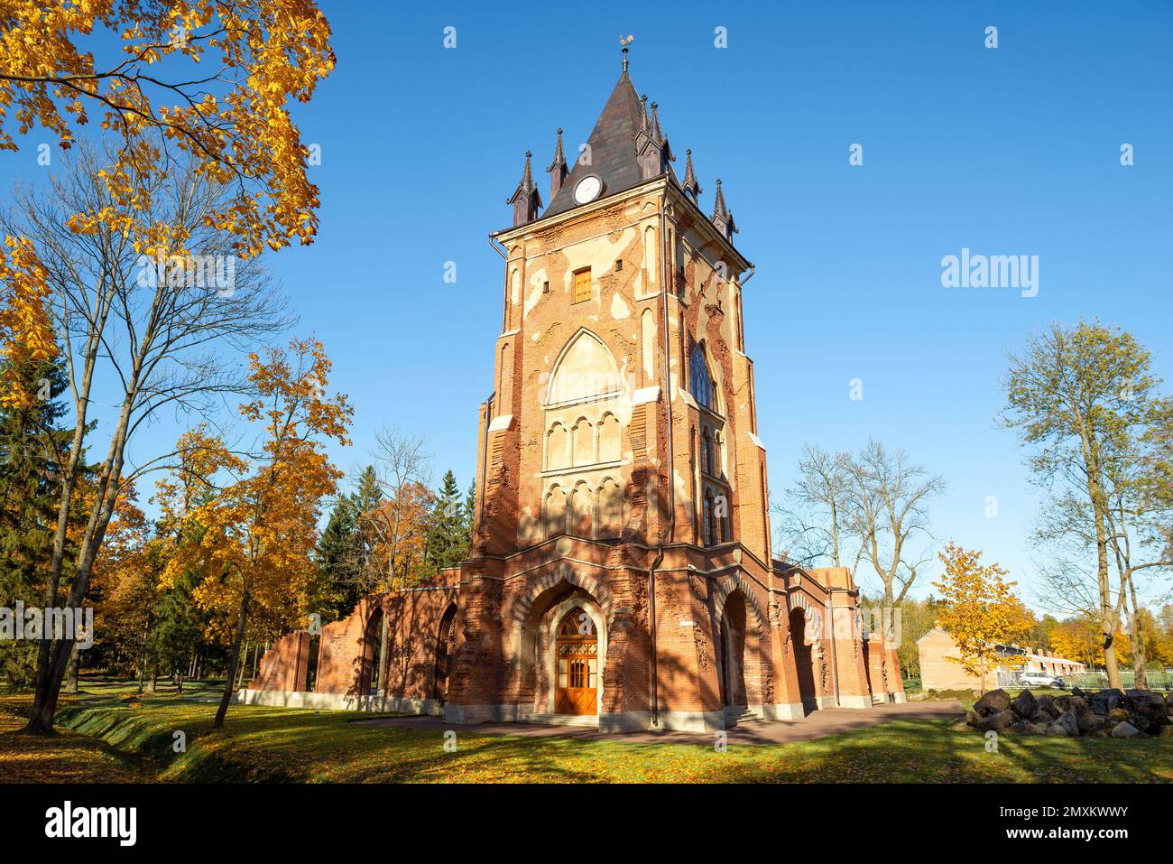 Blick auf den alten Pavillon Chapelle im goldenen Herbst. Alexander Park von Zarskoye Selo Stockfoto