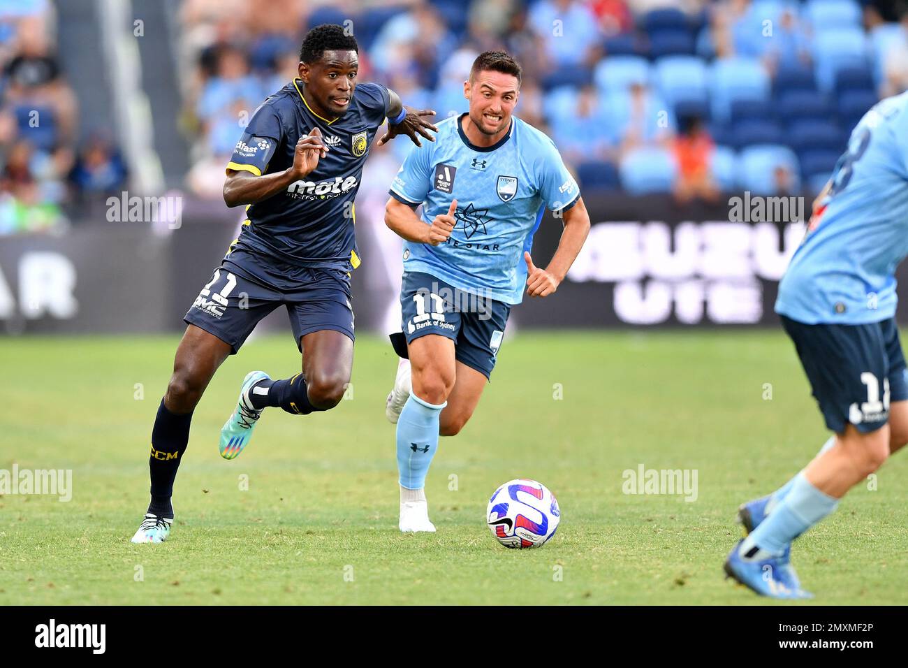 Beni Nkololo von den Mariners und Robert Mak von Sydney treten am Samstag, den 4. Februar 2023, beim A-League Männer-Fußballspiel zwischen dem FC Sydney und den Central Coast Mariners im Allianz Stadium in Sydney um den Ball an. (AAP IMAGE/BIANCA DE MARCHI) KEINE ARCHIVIERUNG, NUR REDAKTIONELLE VERWENDUNG ** REIN REDAKTIONELLE VERWENDUNG, KEINE KOMMERZIELLE VERWENDUNG, KEINE BÜCHER ** Stockfoto