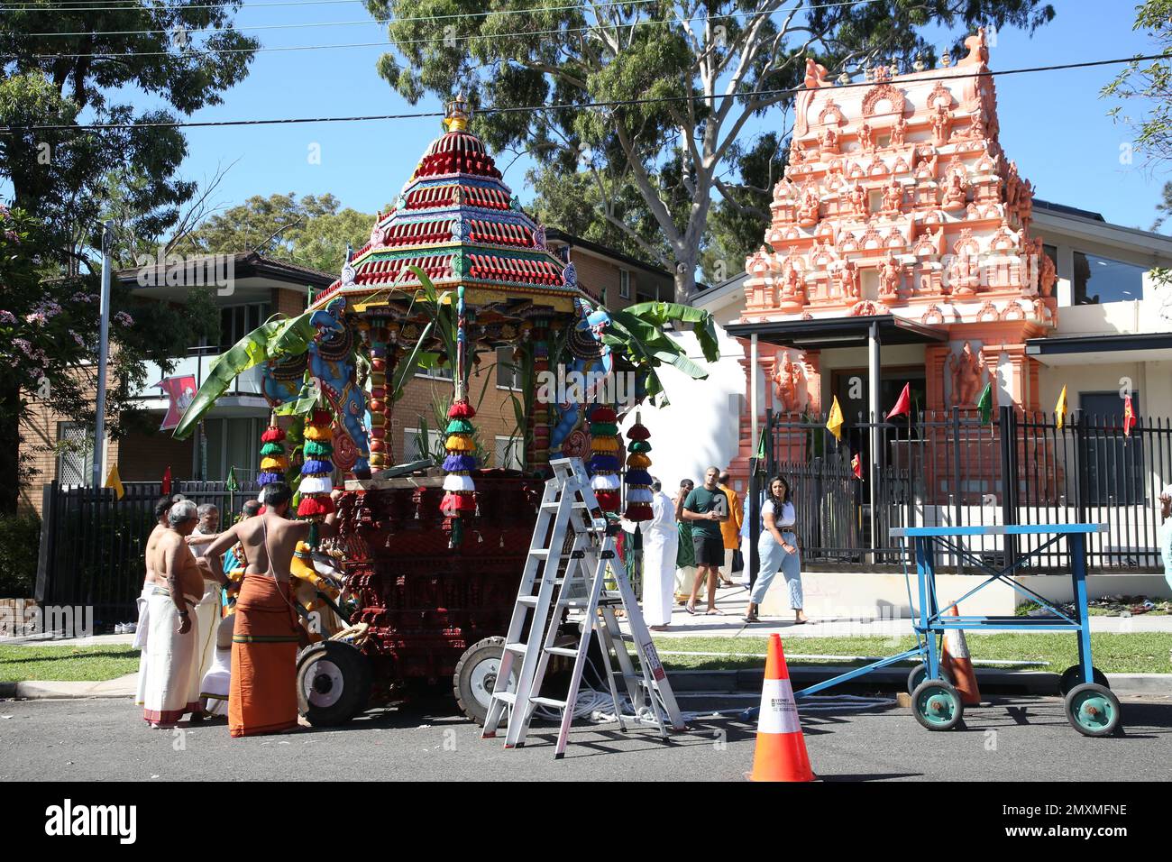 Sydney, Australien. 4. Februar 2023 Wagenparade (Therr Thiruvizha) im Sri Karphaga Vinayakar Tempel, 123 The Crescent, Homebush West, NSW 2140. Die Chariot Parade nahm eine Route um den Block mit Musik und Tanz, während Anhänger den Wagen zogen und drei Männer hinter ihm den Boden entlang rollten. Kredit: Richard Milnes/Alamy Live News Stockfoto