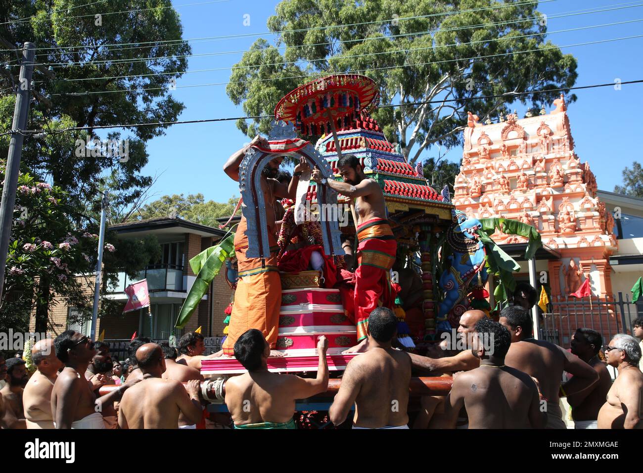 Sydney, Australien. 4. Februar 2023 Wagenparade (Therr Thiruvizha) im Sri Karphaga Vinayakar Tempel, 123 The Crescent, Homebush West, NSW 2140. Die Chariot Parade nahm eine Route um den Block mit Musik und Tanz, während Anhänger den Wagen zogen und drei Männer hinter ihm den Boden entlang rollten. Kredit: Richard Milnes/Alamy Live News Stockfoto