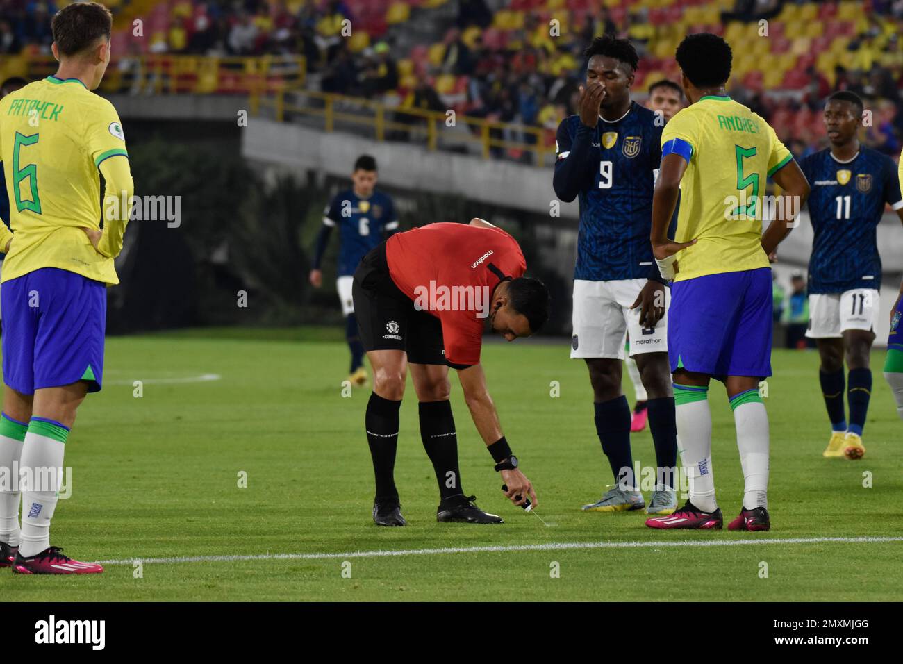 Brasiliens Andrey Santos wartet darauf, dass der Schiedsrichter die Schusslinie beim CONMEBOL South American Tournament zwischen Brasilien und Ecuador markiert, das am 31. Januar 2023 in Bogota, Kolumbien, stattfindet. Foto von: Cristian Bayona/Long Visual Press Stockfoto