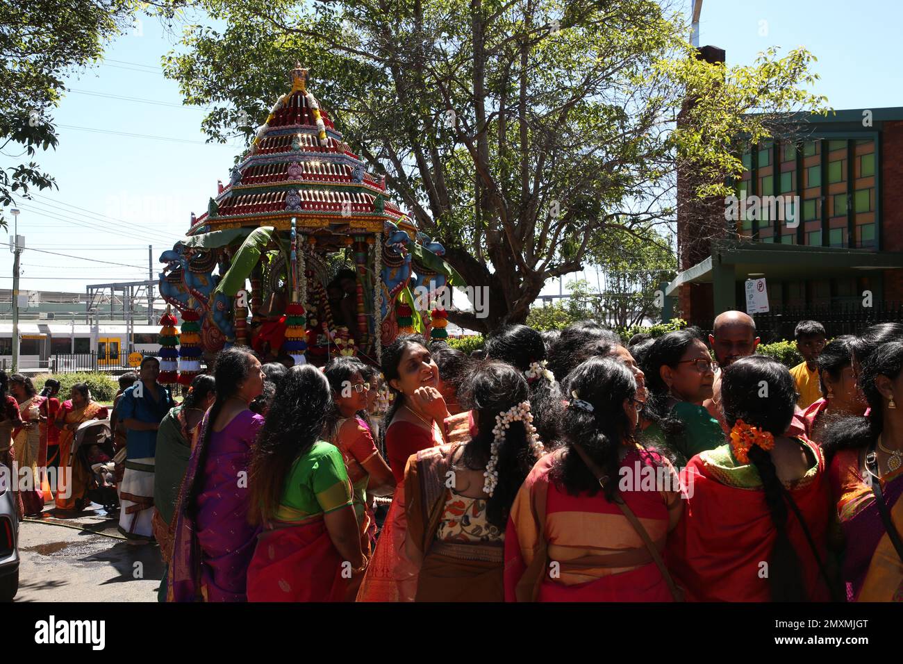 Sydney, Australien. 4. Februar 2023 Wagenparade (Therr Thiruvizha) im Sri Karphaga Vinayakar Tempel, 123 The Crescent, Homebush West, NSW 2140. Die Chariot Parade nahm eine Route um den Block mit Musik und Tanz, während Anhänger den Wagen zogen und drei Männer hinter ihm den Boden entlang rollten. Kredit: Richard Milnes/Alamy Live News Stockfoto
