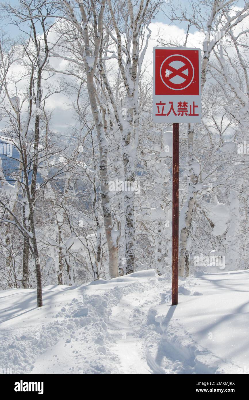 Die Strecken führen an einem Schild vorbei, dass im Skigebiet Japan kein Zutritt erlaubt Stockfoto