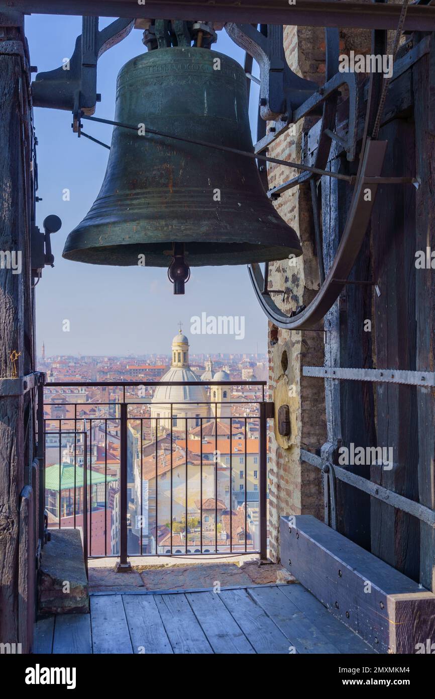 Turin, Italien - 25. Februar 2022: Blick auf die Stadt vom Glockenturm des Doms in Turin, Piemont, Norditalien Stockfoto