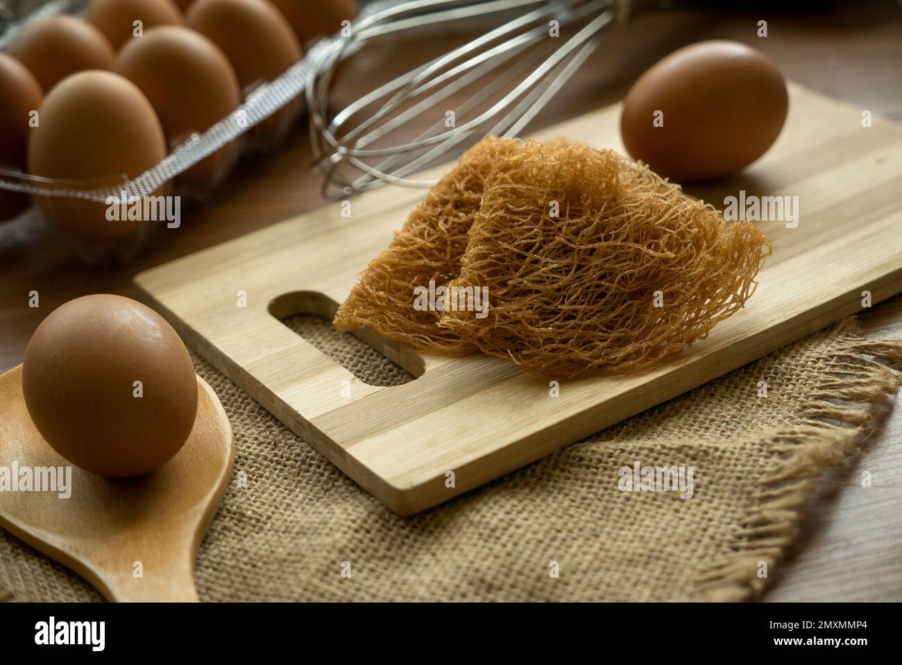 Kuih Karas ein traditionelles malaiisches Essen in Kedah. Dieser Kuchen wird aus einem Reismehl hergestellt. Dieser Kuchen sieht aus wie ein Netz und verwendet einen Schimmel, um ihn herzustellen. Es schmeckt auch Stockfoto