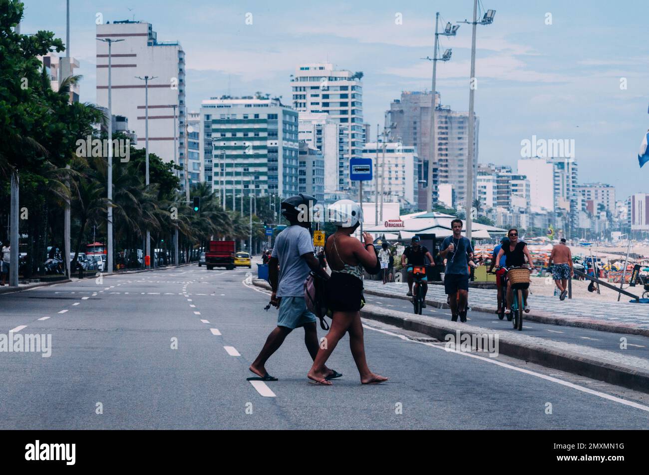 Rio de Janeiro, Brasilien - 3. Februar 2023: Menschen, die auf dem Bürgersteig der Avenida Vieira Souto in Ipanema, Rio de Janeiro, Brasilien gehen Stockfoto