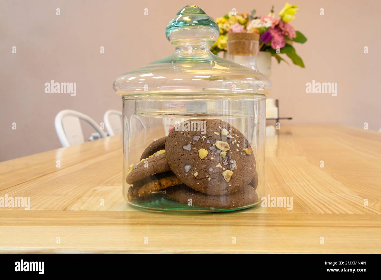 Ein Glas Schokoladenkekse steht auf einem Tisch Stockfoto