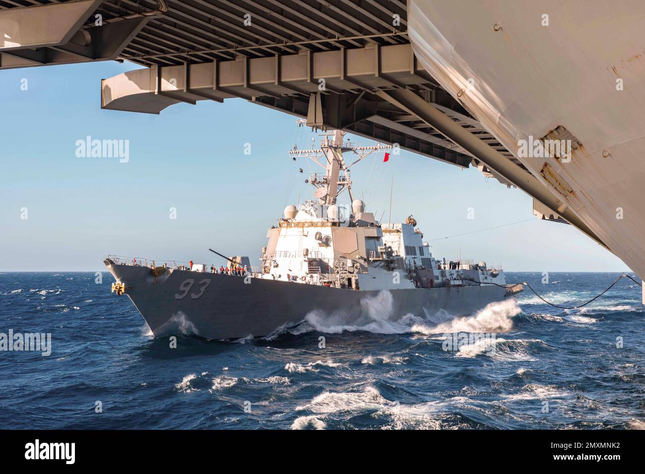 Südchinesisches Meer. 1. Februar 2023. Der Arleigh-Burke-Class-Guided-Missile Destroyer USS Chung Hoon (DDG 93) schwirrt während einer Tankung auf See neben dem Flugzeugträger USS Nimitz (CVN 68). Nimitz ist in der US-7.-Flotte und führt Routineeinsätze durch. 7. Fleet sind die USA Die größte Flotte der Navy, die mit einer Anzahl von Flotten ausgestattet ist, und arbeitet regelmäßig mit Alliierten und Partnern zusammen, um eine freie und offene Region im Indo-Pazifik zu erhalten. Kredit: USA Navy/ZUMA Press Wire Service/ZUMAPRESS.com/Alamy Live News Stockfoto