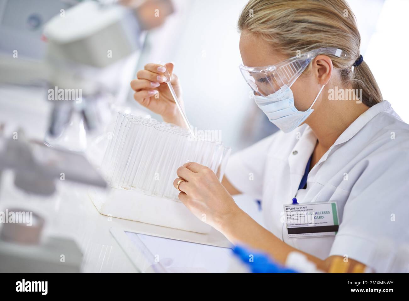 Sorgfältige, sorgfältige Arbeit. Ein wissenschaftlicher Forscher, der im Labor arbeitet. Stockfoto