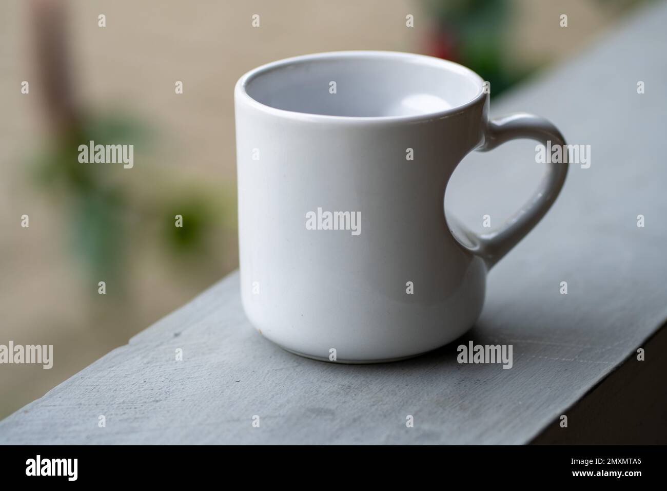 „Love in Every SIP“: Nahaufnahme eines weißen Bechers mit „Love“-Griff Stockfoto