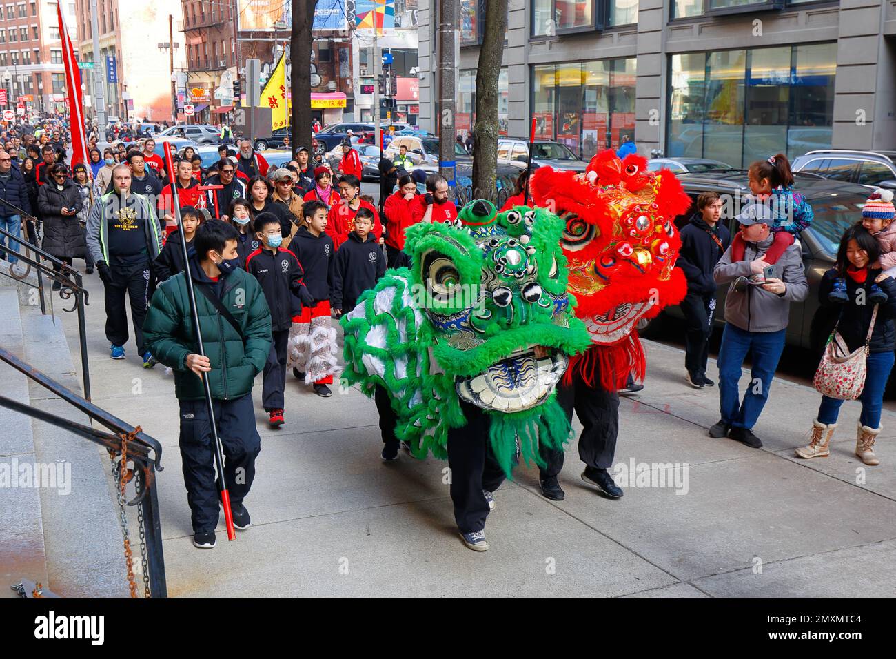 Das Wah Lum Kung Fu Lion Dance Team und die Studenten gehen zu einem Ort in Boston Chinatown während des Frühlingsfestes, des chinesischen Neujahrs, 29. Januar 2023.舞獅 Stockfoto