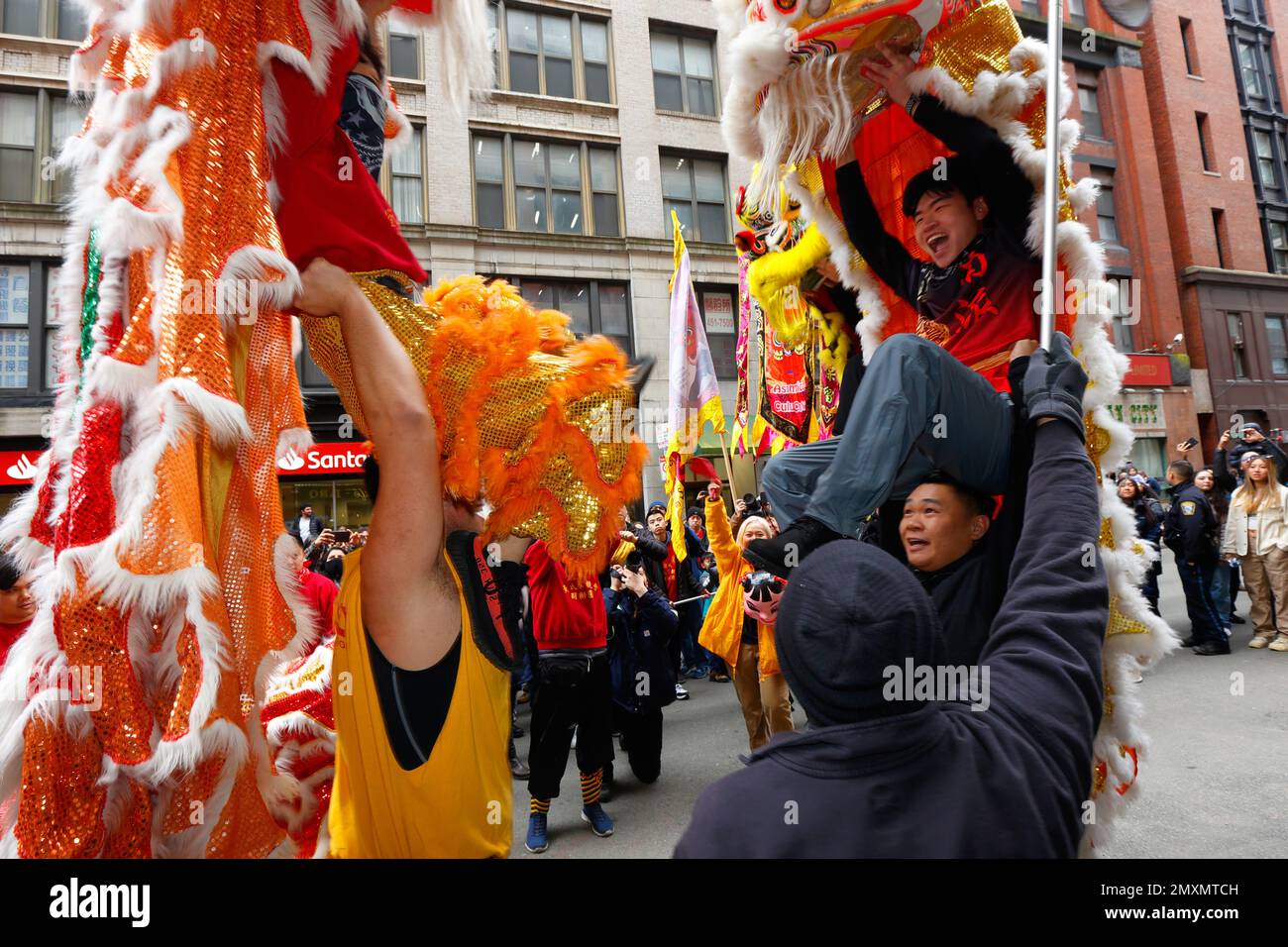 Wong Family und Nam Pai Academy Lion Dance Teams treffen sich während des Frühlingsfestes, des chinesischen Neujahrs, am 29. Januar 2023 in Boston Chinatown.舞獅, 波士頓 Stockfoto
