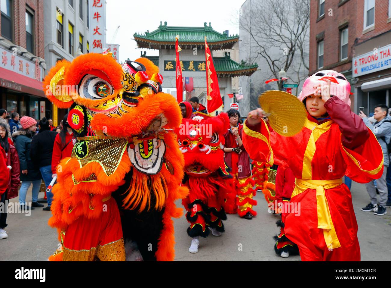 Kwong Kow Chinese School Lion Dance Team und Schüler vor dem Boston Chinatown Gate während des Frühlingsfestes, chinesisches Neujahr, 29. Januar 2023. Stockfoto