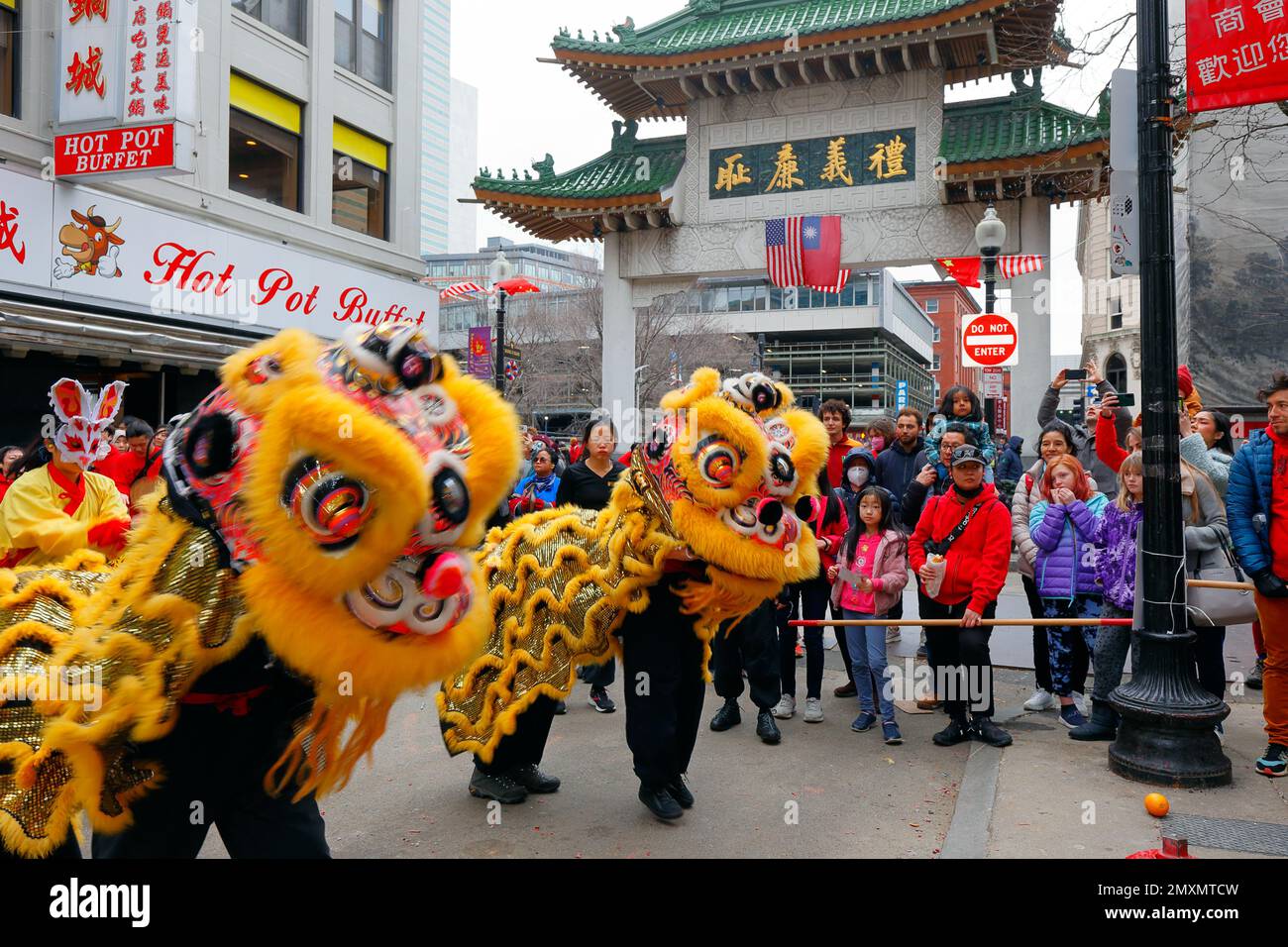 Gund Kwok Asian Women's Lion Dance Team vor dem Boston Chinatown Gate während des Frühlingsfestes, des chinesischen Neujahrs, 29. Januar 2023. 舞獅, 波士頓 Stockfoto