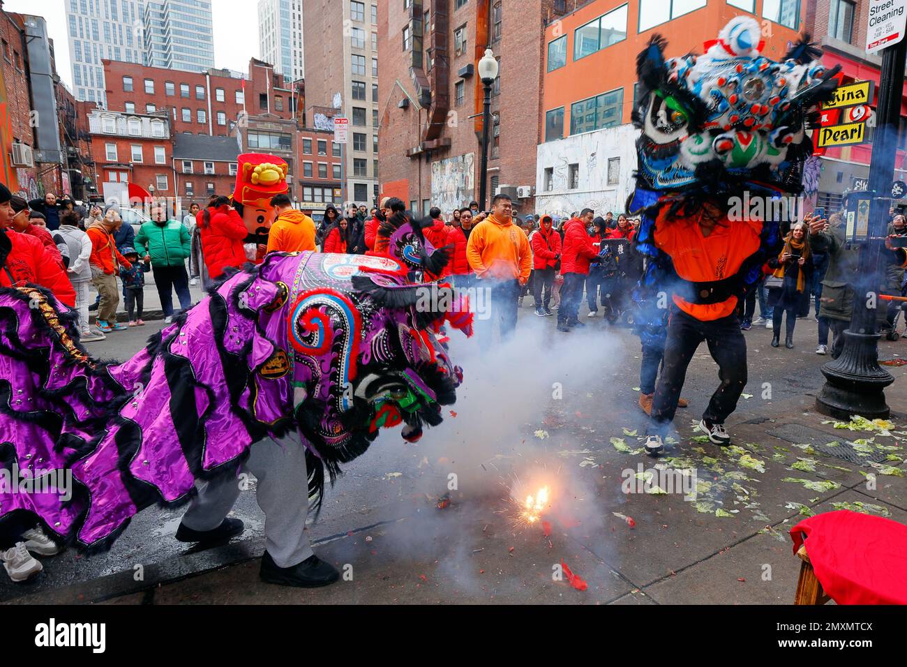 Wong Keung Lion Dance Team, explodierende Feuerwerkskörper und Salat in Boston Chinatown während des Frühlingsfestes, des chinesischen Neujahrs, 29. Januar 2023. 舞獅, 波士頓 Stockfoto