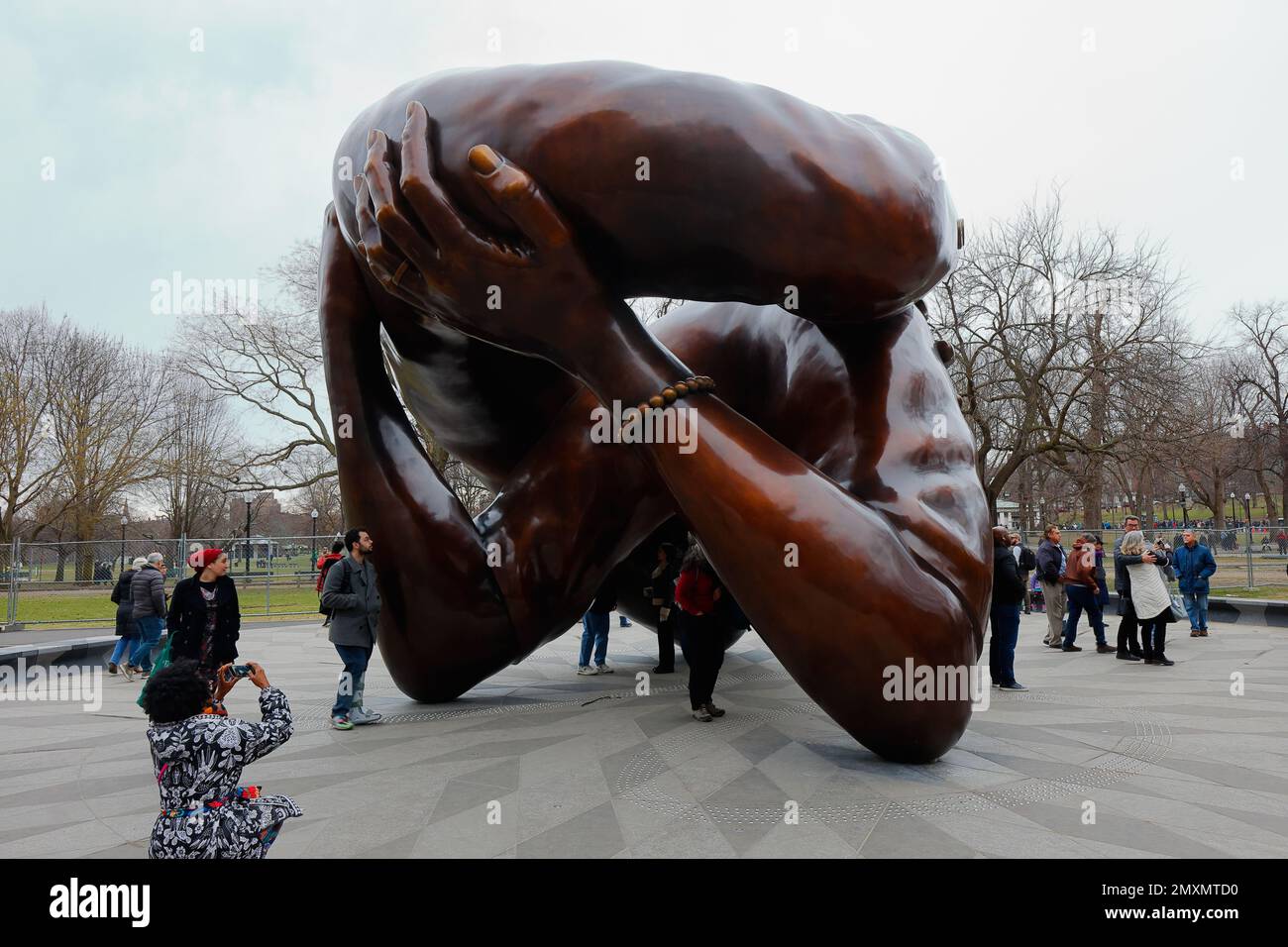 Besucher und Touristen besuchen die Skulptur Embrace in den Boston Commons, Boston, Massachusetts. Stockfoto