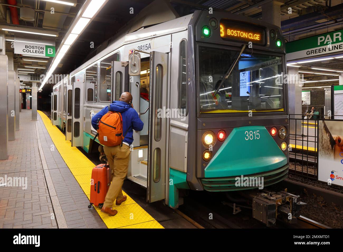 Eine Person, die an der Park Street in Boston, Massachusetts, an Bord eines abgehenden MBTA Green Line B Trolley geht. Stockfoto