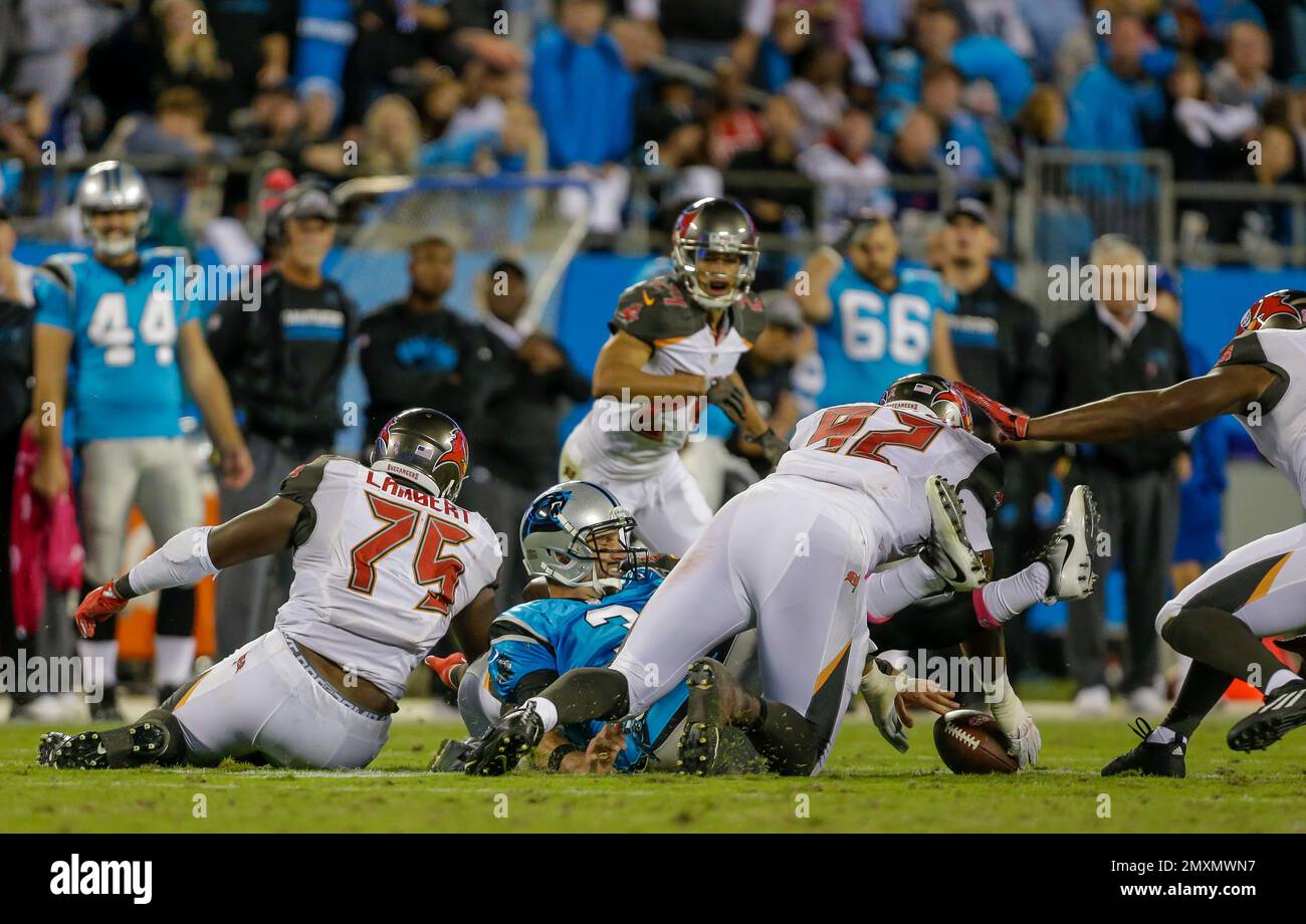 Carolina Panthers' Derek Anderson (3) reaches for his lost fumble as Tampa Bay Buccaneers' William Gholston (92) smothers the ball after Tampa Bay's Davonte Lambert (75) made the hit on Anderson during the second half of an NFL football game in Charlotte, N.C., Monday, Oct. 10, 2016. Tampa Bay won 17-14. (AP Photo/Bob Leverone) Stockfoto